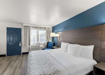SureStay By Best Western Phoenix Airport hotel thumbnail 8