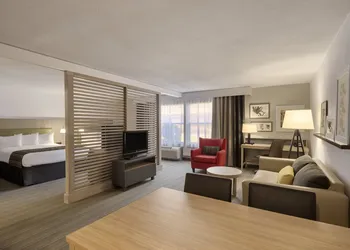GreenTree Inn & Suites Phoenix Sky Harbor hotel thumbnail 7