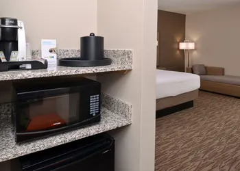 Holiday Inn Express & Suites Williams by IHG hotel thumbnail 3