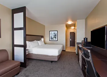 Holiday Inn Express & Suites Anaheim Resort Area by IHG hotel thumbnail 3