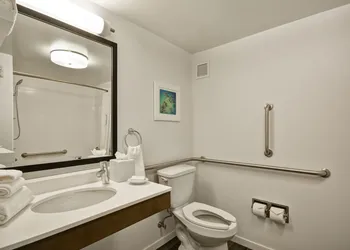Hampton Inn & Suites Los Angeles Burbank Airport hotel thumbnail 5