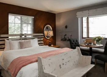 J Patrick Inn hotel thumbnail 6