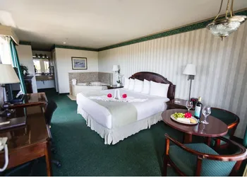 Emerald Dolphin Inn & Mini Golf hotel thumbnail 2