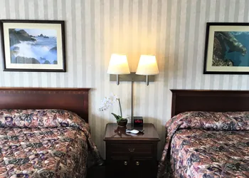Emerald Dolphin Inn & Mini Golf hotel thumbnail 5