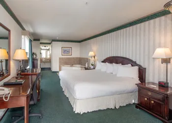 Emerald Dolphin Inn & Mini Golf hotel thumbnail 8
