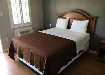 Town House Motel hotel thumbnail 5