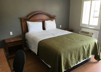 Town House Motel hotel thumbnail 7