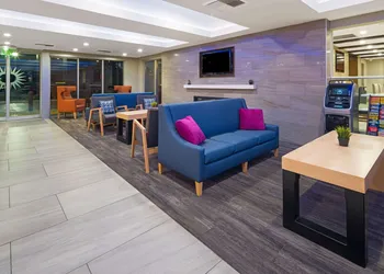 La Quinta Inn & Suites by Wyndham Orange County Airport hotel thumbnail 2