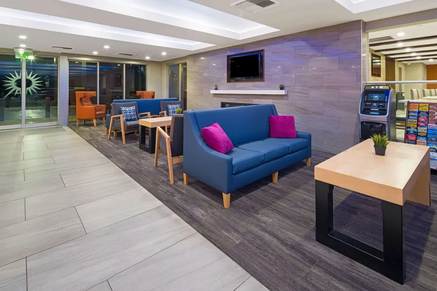 La Quinta Inn & Suites by Wyndham Orange County Airport hotel detail image 2