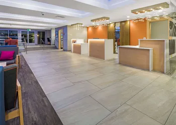 La Quinta Inn & Suites by Wyndham Orange County Airport hotel thumbnail 4