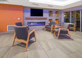 La Quinta Inn & Suites by Wyndham Orange County Airport hotel thumbnail 5