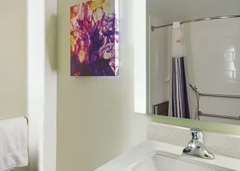 La Quinta Inn & Suites by Wyndham Orange County Airport hotel thumbnail 6