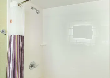 La Quinta Inn & Suites by Wyndham Orange County Airport hotel thumbnail 7