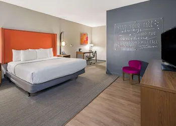 La Quinta Inn & Suites by Wyndham Orange County Airport hotel thumbnail 8
