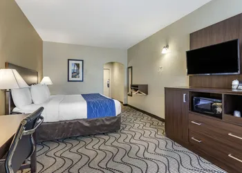 Comfort Inn & Suites Orange County John Wayne Airport hotel thumbnail 4