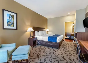 Comfort Inn & Suites Orange County John Wayne Airport hotel thumbnail 6