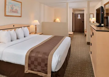 SYLO Hotel Denver Airport, a Ramada by Wyndham hotel thumbnail 4