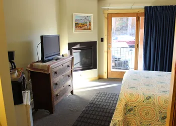 4 Seasons Inn on Fall River hotel thumbnail 5