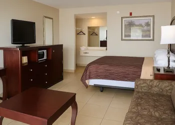Serena Inn hotel thumbnail 8