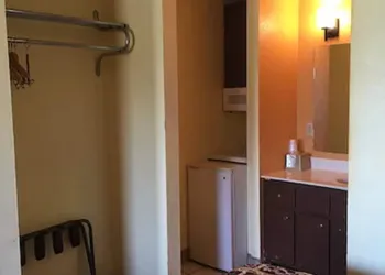 Regency Inn & Suites hotel thumbnail 7