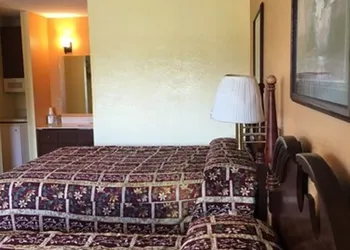 Regency Inn & Suites hotel thumbnail 8