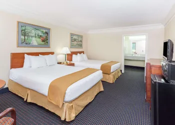 Super 8 by Wyndham Dalton/Convention Center Area hotel thumbnail 5