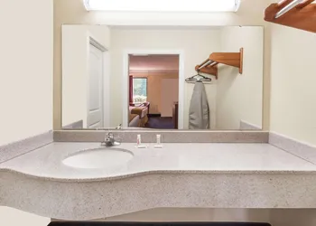 Super 8 by Wyndham Dalton/Convention Center Area hotel thumbnail 7