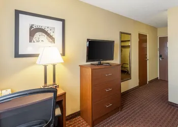 Quality Inn & Suites Lincoln South hotel thumbnail 8