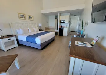 Pointes North Beachfront Hotel – 2 Person Spa Tub Studios hotel thumbnail 5