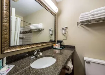 Quality Inn & Suites Newberry hotel thumbnail 8