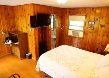 Ludington Blue Spruce Inn hotel thumbnail 7