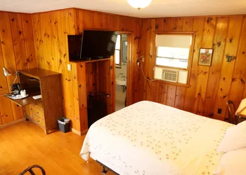 Ludington Blue Spruce Inn hotel thumbnail 7