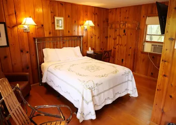 Ludington Blue Spruce Inn hotel thumbnail 8