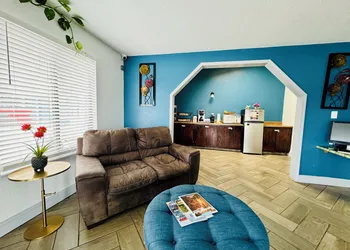 Ozark Inn & Suites hotel thumbnail 2