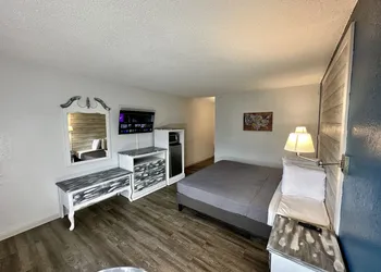 Ozark Inn & Suites hotel thumbnail 3