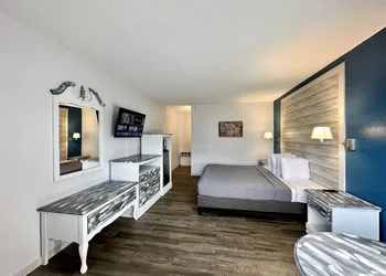 Ozark Inn & Suites hotel thumbnail 4