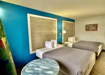 Ozark Inn & Suites hotel thumbnail 5