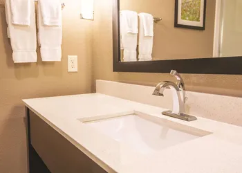 La Quinta Inn & Suites by Wyndham Hattiesburg - I-59 hotel thumbnail 8