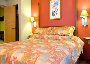 Mountain Edge Suites at Sunapee, an Ascend Collection Hotel hotel thumbnail 4