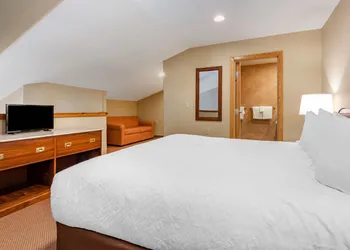 Mountain Edge Suites at Sunapee, an Ascend Collection Hotel hotel thumbnail 6