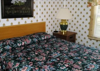 Perry's Motel and Cottages hotel thumbnail 3