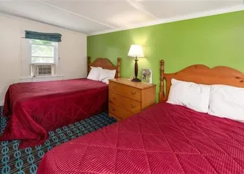 Perry's Motel and Cottages hotel thumbnail 4