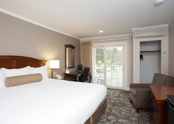 Golden Gables Inn Dazzler Select by Wyndham hotel thumbnail 4