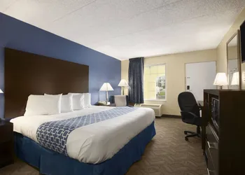 Days Inn & Suites by Wyndham Cherry Hill - Philadelphia hotel thumbnail 8