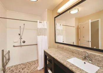 La Quinta Inn & Suites by Wyndham Carlsbad hotel thumbnail 6