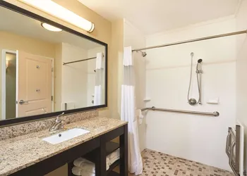 La Quinta Inn & Suites by Wyndham Carlsbad hotel thumbnail 7