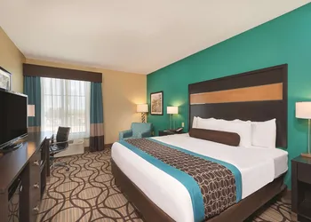 La Quinta Inn & Suites by Wyndham Carlsbad hotel thumbnail 8