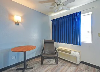 Motel 10 hotel thumbnail 7