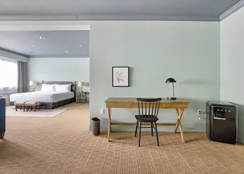 The Harbor Front Inn hotel thumbnail 6