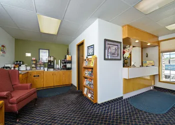 Super 8 by Wyndham Minot Airport hotel thumbnail 3